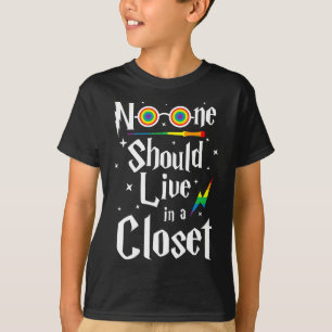 Camiseta Nadie Debería Vivir En Una Sequía LGBTQ De Closet 