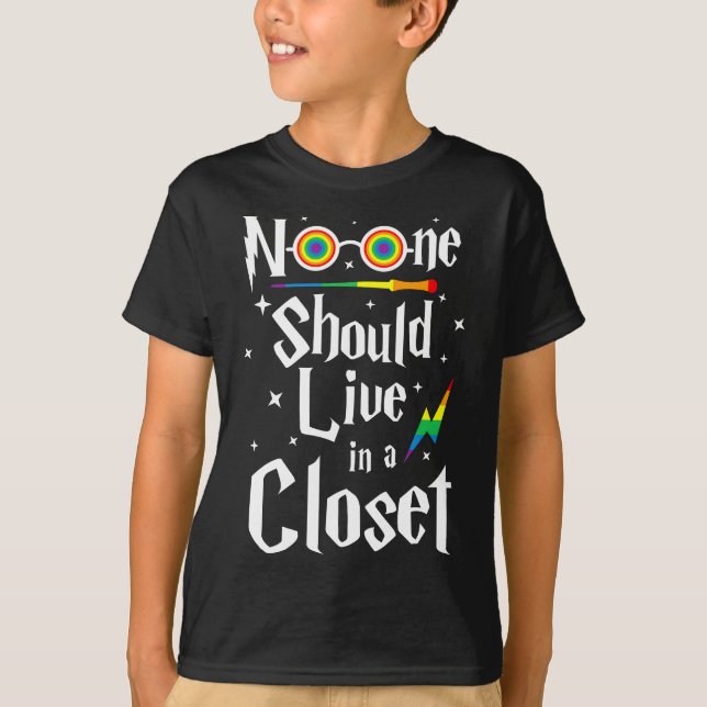 Camiseta Nadie Debería Vivir En Una Sequía LGBTQ De Closet  (Anverso)