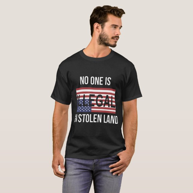 Camiseta nadie es ilegal en la tierra robada América (Anverso completo)