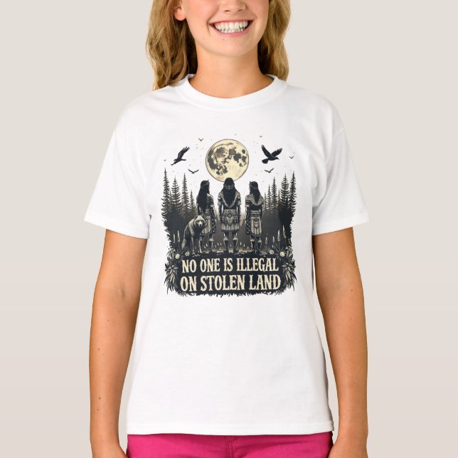 Camiseta Nadie es ilegal en tierra robada. (Anverso)