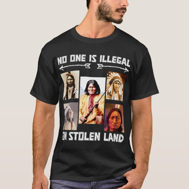 Camiseta Nadie Es Ilegal En Tierra Robada (Anverso)