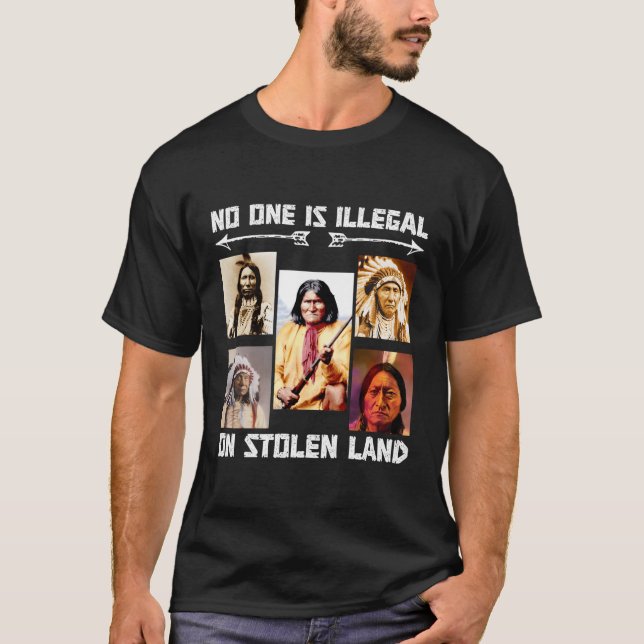 Camiseta Nadie Es Ilegal En Tierra Robada (Anverso)