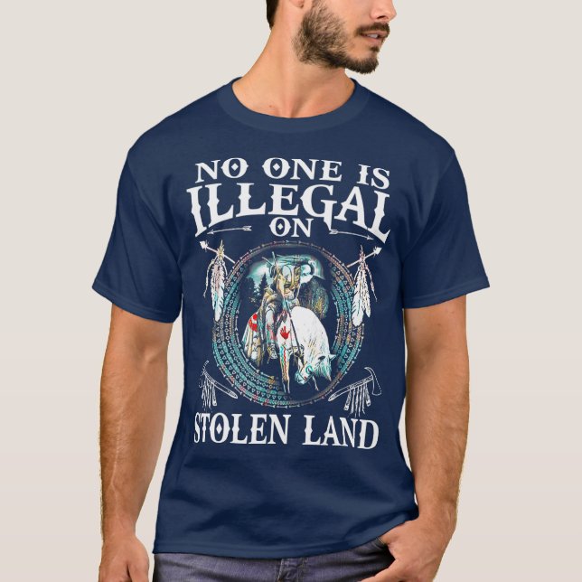 Camiseta Nadie es ilegal sobre los regalos de tierras robad (Anverso)