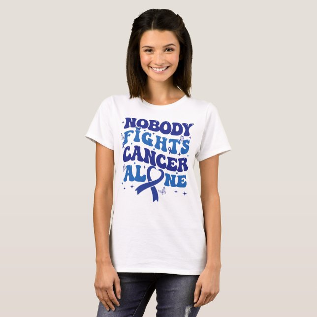 Camiseta Nadie lucha contra el cáncer solo por la concienci (Anverso completo)