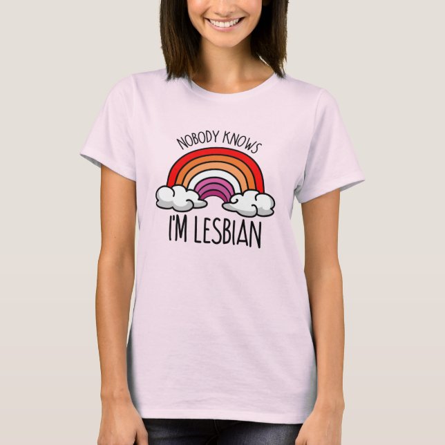 CAMISETA NADIE SABE QUE SOY LESBIANO (Anverso)