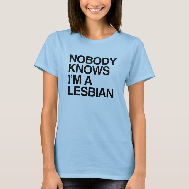 Camiseta NADIE SABE que soy UNA LESBIANA - .png (Anverso)