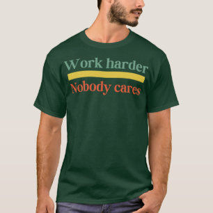 Camiseta Nadie trabaja más duro entrenamiento de aptitud mo