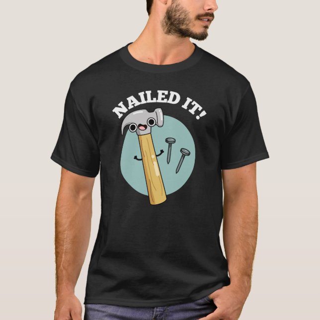 Camiseta Nailing It Funny Hammer Nail Pun Dark BG (Anverso)