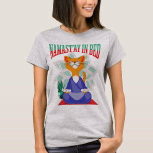 Camiseta Namast’ay en Bed Funny Yoga T-Shirt   Lazy Day Med