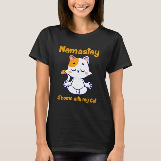 Camiseta Namastay en casa con mi gato (Anverso)