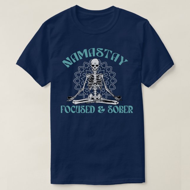 Camiseta NAMASTAY FOCUSED & SOBER Sobriety Yoga Skeleton Na (Diseño del anverso)