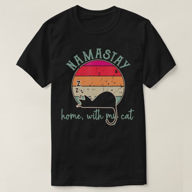 Camiseta Namastay hogar con mi nombre de gato es para mujer (Diseño del anverso)