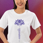 Camiseta Namaste Black Lotus Flower Moderno Script<br><div class="desc">Namaste Lotus Flower Modern Script Sports Fitness Yoga Women's T-Shirts incluye una flor de loto con el texto "namaste" en escritura moderna de caligrafía con letras a mano. Perfecto regalo para amigos y familia por cumpleaños, Navidades, Día de la Madre, mejores amigos, amantes del yoga, fitness y deportes. Diseñado por...</div>