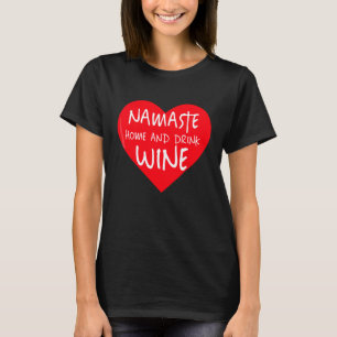 Camiseta Namaste Casa y Bebe Vino parodia divertid