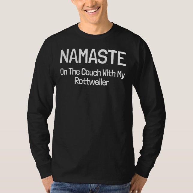 Camiseta Namaste En El Sofá Con Mi Rottweiler (Anverso)