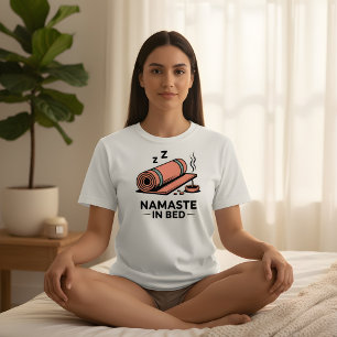Camiseta Namaste en la cama – Diseño divertido de yoga y re