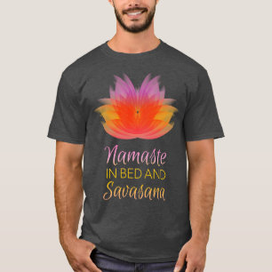 Camiseta Namaste en la cama hoy y Savasana divertida diseño