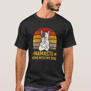 Camiseta Namaste hogar con mi perro yoga retro Sunset
