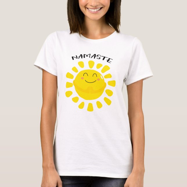 Camiseta Namaste Sonriendo Sol con manos rezando (Anverso)