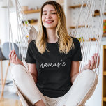 Camiseta Namasté | Yoga espiritual de meditación negra mode<br><div class="desc">Diseño de arte simple y elegante, basado en citas de "namaste", en la moderna tipografía minimalista manuscrita. El lema se puede personalizar fácilmente con tus propias palabras para un regalo perfecto para un conejito de yoga o un amante de los pilates. Namasté significa literalmente "saludos para ti". En los Vedas,...</div>