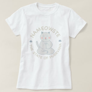 Camiseta Nameowste - Purrvana - gato en una pose de nombre