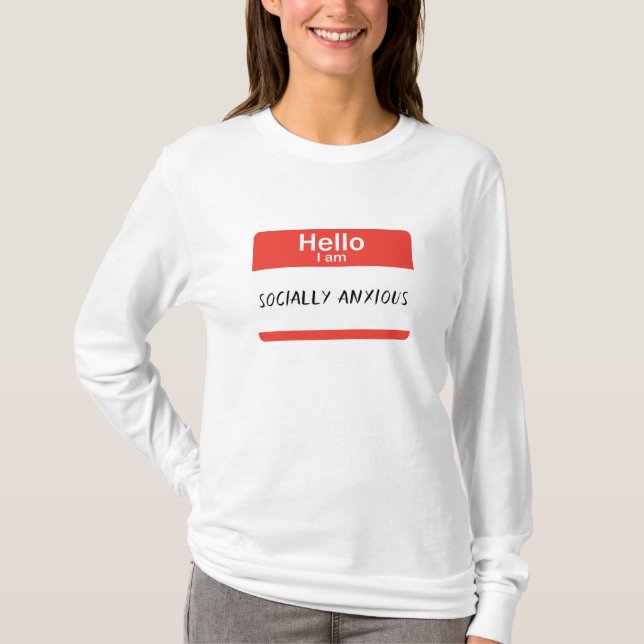 Camiseta Nametag Socialmente Ansiosa (Anverso)