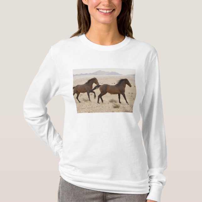 Camiseta Namibia, Australia. Caballos salvajes corriendo en (Anverso)