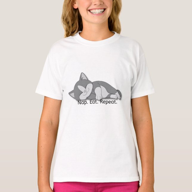 Camiseta Nap Eat Repeat T-shirt – Cute Sleeping Cat Graphic (Anverso)