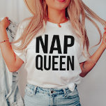 Camiseta Nap Queen Black & White Cita<br><div class="desc">¿A quién no le gustan las siestas? Muestra tu condición de reina de siesta en este lindo tee. El diseño presenta una breve obra en la letra de rap con la "reina de la siesta" en el moderno tipo de letra de bloque negro.</div>