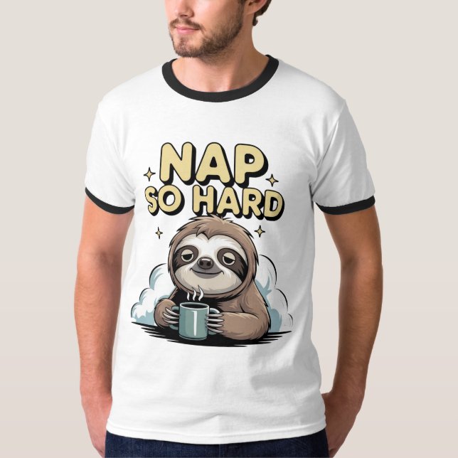 Camiseta Nap tan dura pereza con café aislado (Anverso)