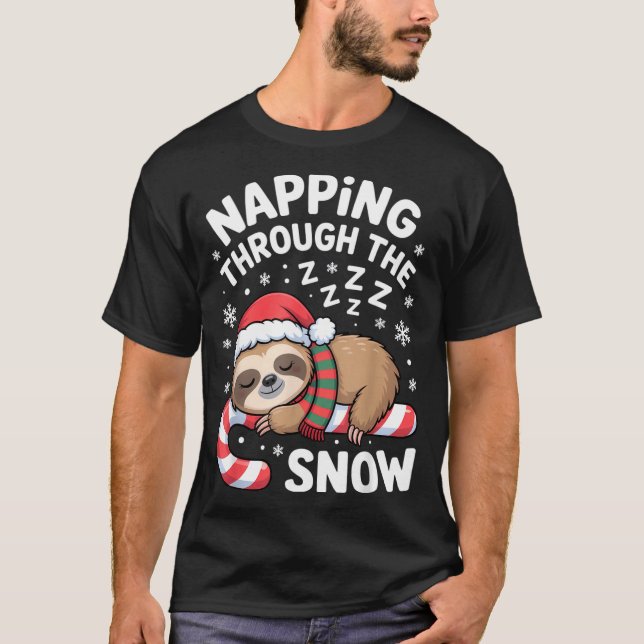 Camiseta Napng Through The Snow Funny Sloth Candy Cane Xmas (Anverso)