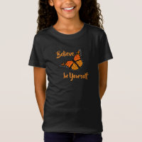 Naranja brillante y mariposa monarca negra