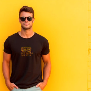 Camiseta naranja con el dicho Unidos estamos