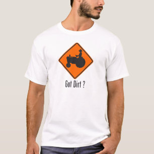 Camiseta Naranja conseguido del tractor de la suciedad