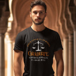 Camiseta Naranja de graduación de la Facultad de Derecho pe<br><div class="desc">Esta camiseta de graduación de la escuela de derecho negro personalizado presenta tipografía naranja para una clase de graduado en 2024. Personalizar con tu año de graduación bajo la escala de la justicia por un gran concurso de abogados conmemorativo personalizado para su universidad.</div>