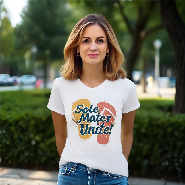 Camiseta Naranja y Red Flip Flops Fun Retro White (Flip flop inspired t-shirt. "Sole Mates Unite!".  Orange and red flip flops.)