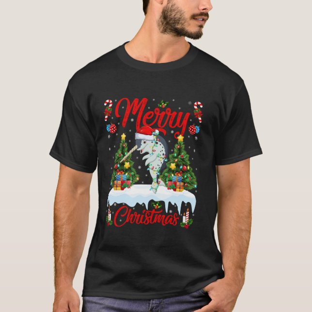 Camiseta Narwhal Merry Christmas Tree iluminando a Santa Na (Anverso)