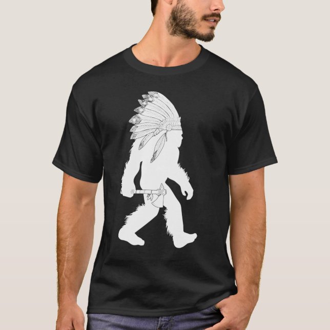 Camiseta Native American Bigfoot Wearing Headdress Holding  (Anverso)