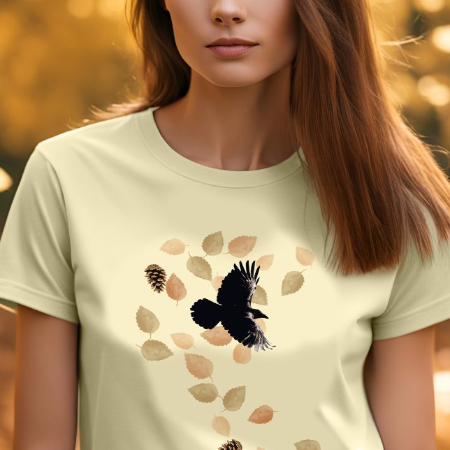 Camiseta Naturaleza de los bosques Saltos otoñales y aves v (Fall raven in swirling Autumn leaves t-shirt)