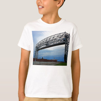 Camiseta Nave debajo del puente de elevación
