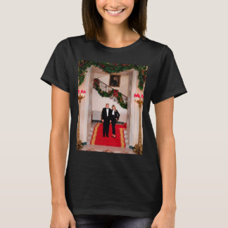 Camiseta Navidad acerca al presidente Donald Trump y a Mela