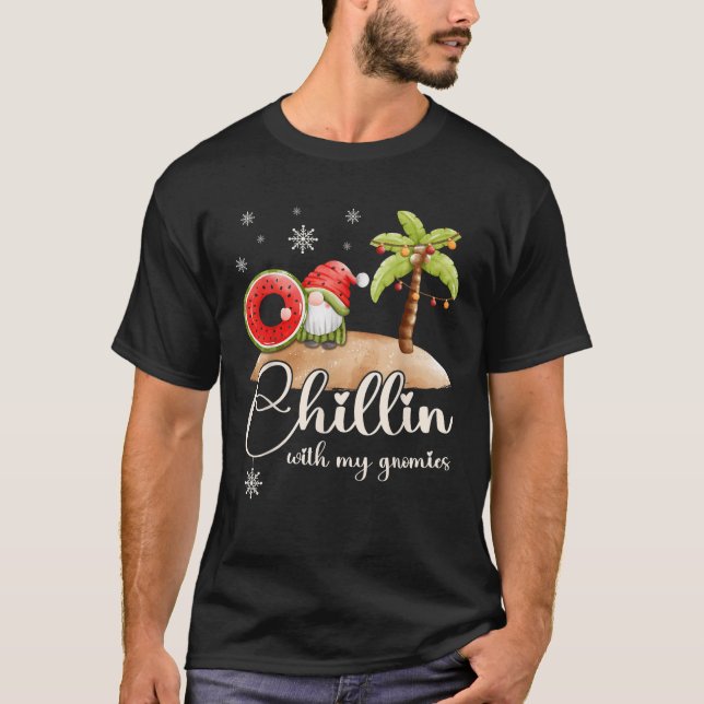 Camiseta Navidad en julio gnomo en la playa en verano (Anverso)