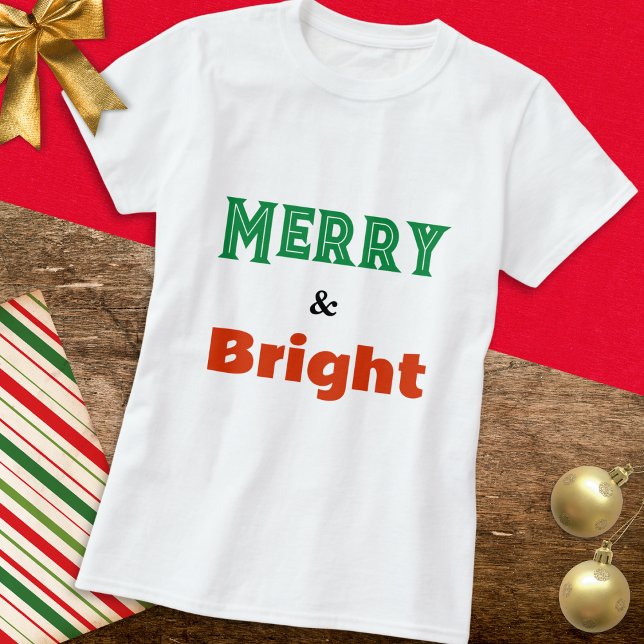 Camiseta Navidad Simple y Alegre en Negrita (A stylish Christmas T-shirt with 'Merry & Bright' text design in red and green typography)