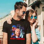Camiseta Navidades Biden Funny Joe Biden confundió Navidad<br><div class="desc">Joe Biden confundió la bandera del 4° de julio de los Estados Unidos con fuegos artificiales para hombres,  mujeres,  demócratas,  republicanos que están contra Joe Biden para presidente. Véndelo para algunas risas o lágrimas saladas. Trump 2024,  ganó los hinchas de los hinchas de los amantes de los partidos políticos.</div>