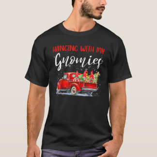 Camiseta Navidades Colgando Con Mis Gnomies Red Truck Xmas