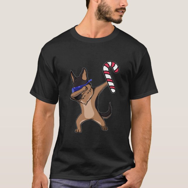 Camiseta Navidades Dabbing German Shepherd Dog Candy Cane D (Anverso)
