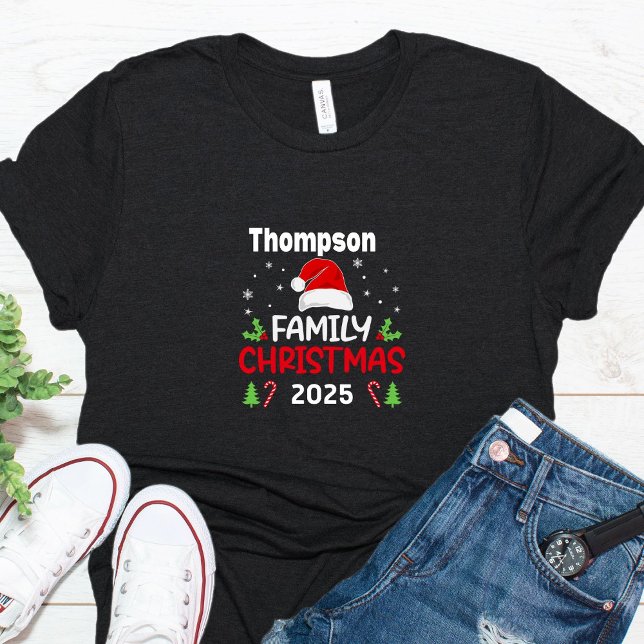 Camiseta Navidades de año de nombre de familia de Santa Hat (Subido por el creador)