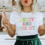 Camiseta Navidades De Carta De Parche De Chenille Brillante<br><div class="desc">Comparte la alegría de las fiestas con este Navidad festivo diseño de camisetas merry y Bright. Perfecto para dar un regalo de Navidad o para deleitarse con unas vacaciones de felicidad! Este diseño presenta coloridas y modernas letras de parche que dicen Merry y Bright.</div>