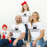 Camiseta Navidades de coincidencia de nombres personalizado<br><div class="desc">Celebra la alegría y la unión de la temporada navideña con nuestras camisetas de Navidades con nombre personalizado de familia personalizada. Estos deliciosos camisetas son la forma perfecta de unir a su familia con un estilo festivo, creando recuerdos preciados y capturando el espíritu de la temporada. Personalizar cada camisa con...</div>