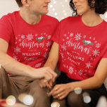 Camiseta Navidades de copas de nieve con hueso blanco y nom<br><div class="desc">Hermosa camiseta de Navidades con temática de copos de nieve para la familia con Navidades con tu apellido rodeado de copos de nieve blancos de bonito de diferentes tipos y blancos con hojas verdes. Navidades familiares personalizados rojos con copos de nieve y holly y tu nombre familiar en lindas letras...</div>